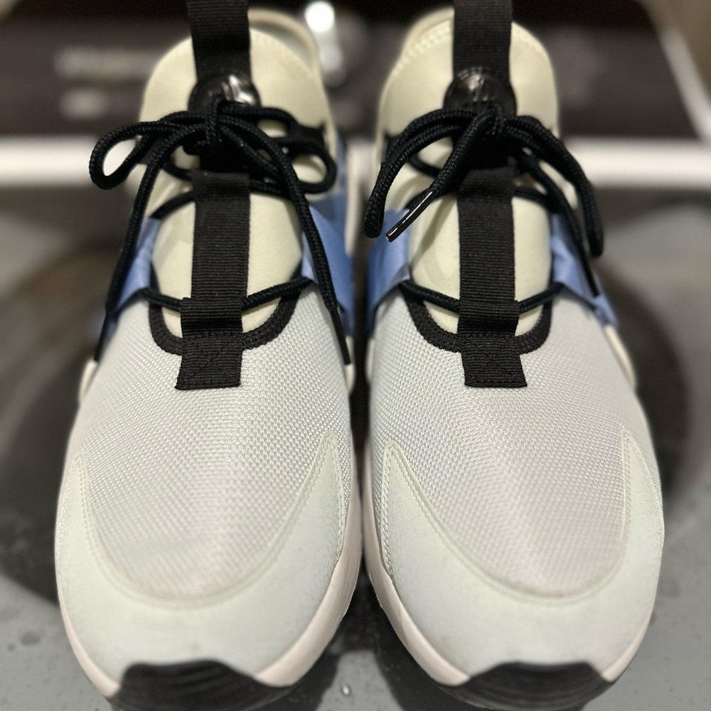 Nike huarache’s - women sz 11.5 - barely worn, no scuffs or stains